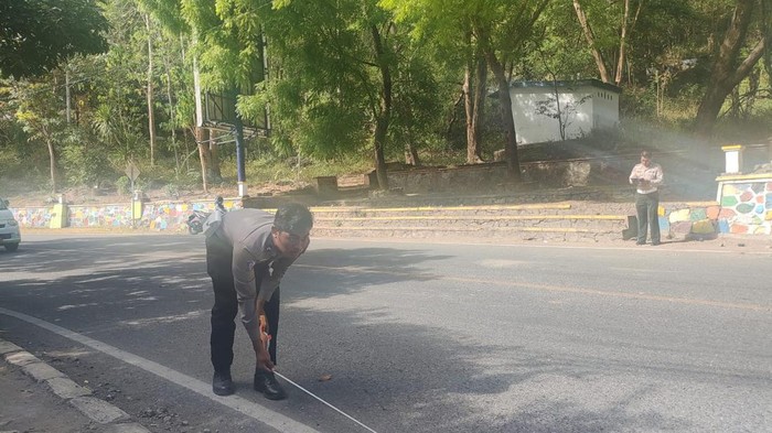 Kumpulan Fakta Hasil Olah TKP Kecelakaan Motor Bonceng 3 Lawan Arah Hantam Dump Truk Pemuda Tewas di Bima